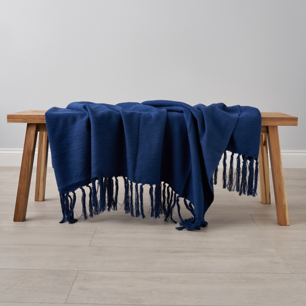 Juna Throw, Navy