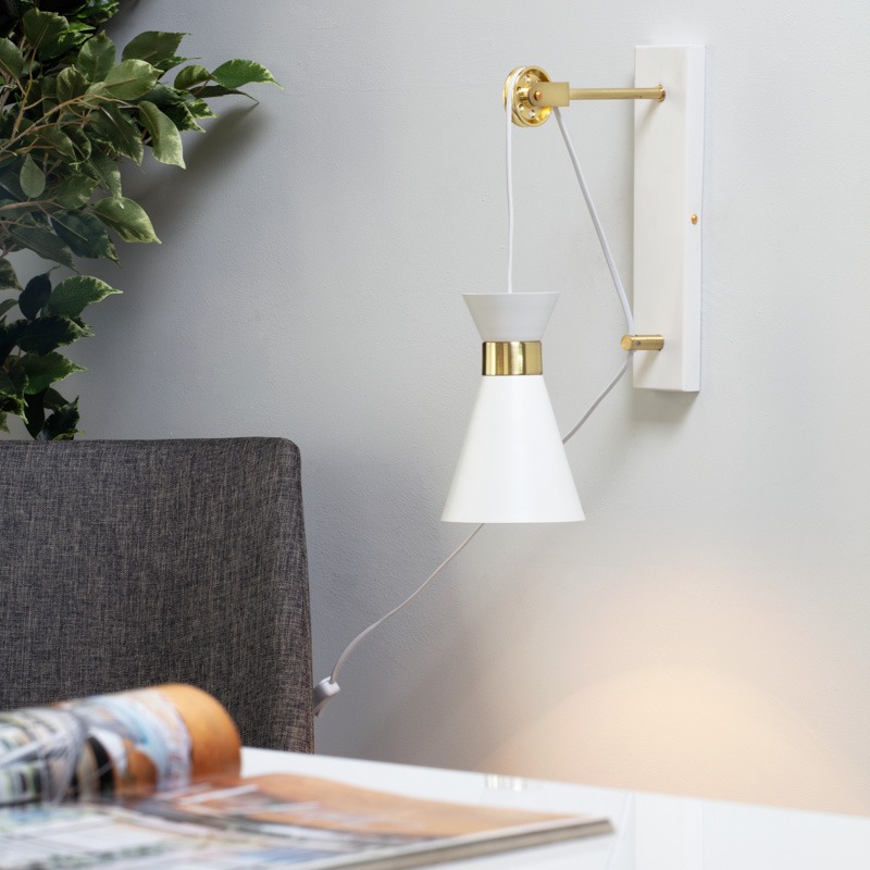 Olson plug in wall light with pulley